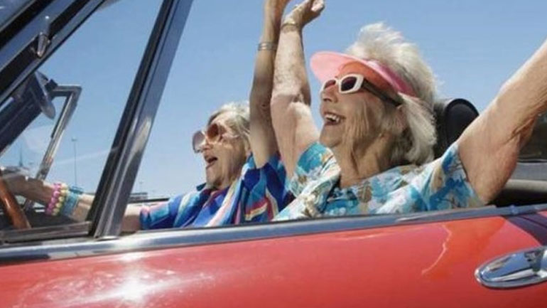 Γέροι, γριές ραντεβού σε καφέ για… εξετάσεις στο δίπλωμα