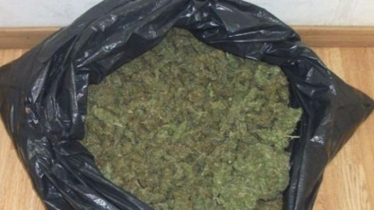 Χειροπέδες σε 29χρονο που κουβαλούσε 27 κιλά κάνναβη σε σακούλες σκουπιδιών