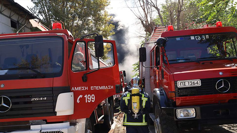 Απεγκλωβισμός ηλικιωμένου από φωτιά σε διαμέρισμα στην Τούμπα