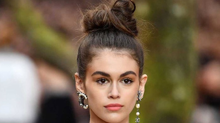 Messy bun: Πώς θα πετύχετε το απόλυτο χτένισμα του καλοκαιριού