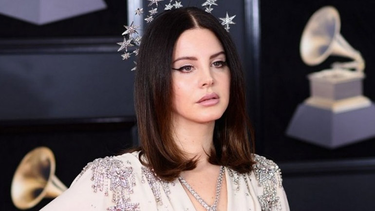 Η Λάνα ντελ Ρέι έγραψε ένα τραγούδι για μια Αμερική χωρίς ένοπλες επιθέσεις