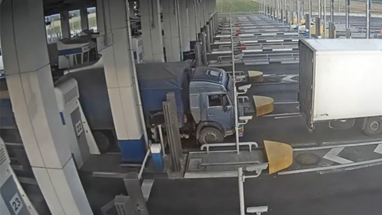 Fail: Φορτηγό προσπαθεί να αποφύγει τα διόδια 