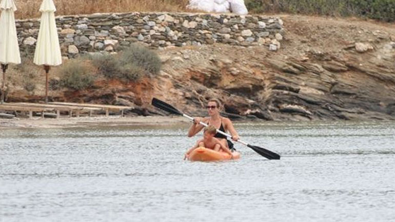 Κάτια Ζυγούλη: Παιχνίδια στο κύμα με τον 3χρονο Απόλλωνα!