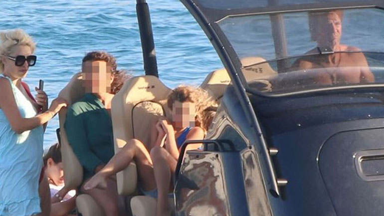 Ελένη Μενεγάκη: Σκαφάτες διακοπές με την οικογένειά της στις Κυκλάδες