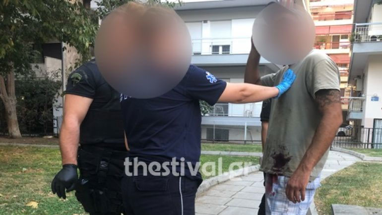 Αιματηρό επεισόδιο στη Θεσσαλονίκη: Τον μαχαίρωσε κι εκείνος τον χτύπησε με πέτρα στο κεφάλι