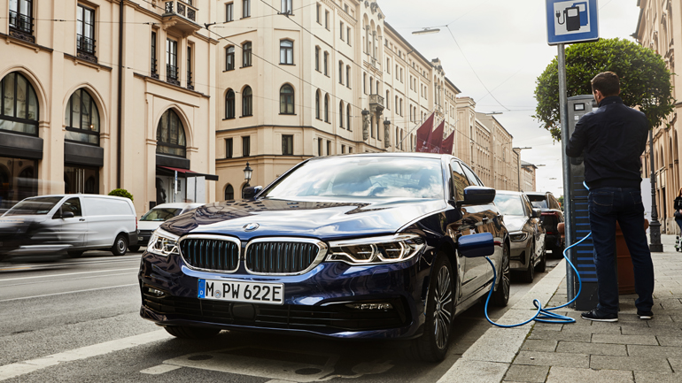 Η BMW 530e καίει κάτω από 2 λίτρα ανά 100 χιλιόμετρα