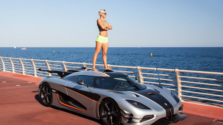 H ξανθιά κυρία με τις τρεις Koenigsegg