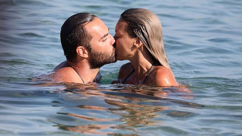 Κώστας Φραγκολιάς: Καυτά φιλιά στο νερό με την κούκλα σύντροφό του!