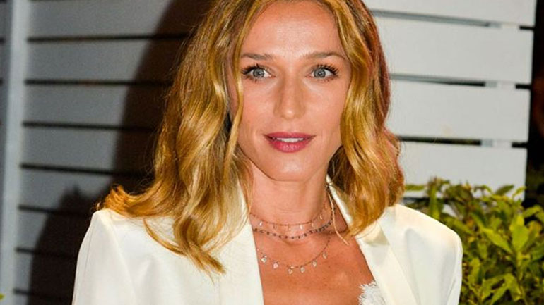 Δείτε την Κάτια Ζυγούλη στο κοτέτσι να μαζεύει… αυγά!