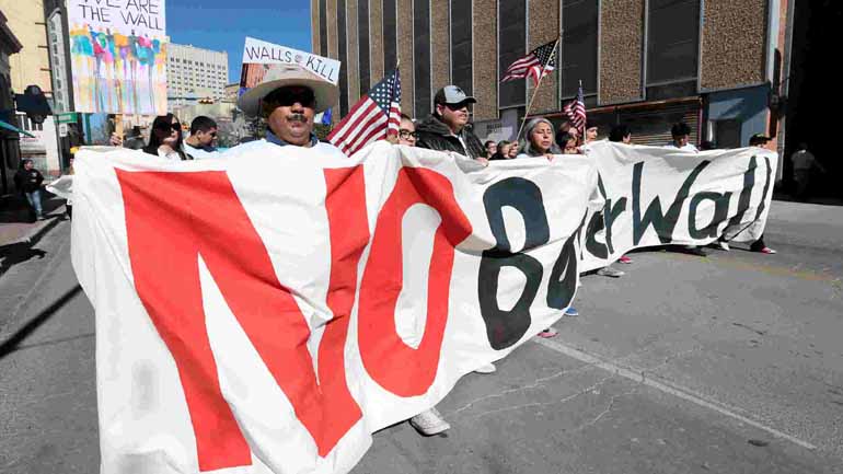ΗΠΑ: Θύματα της επίθεσης και κάτοικοι του Ελ Πάσο διαδηλώνουν και καταδικάζουν τον ρατσισμό