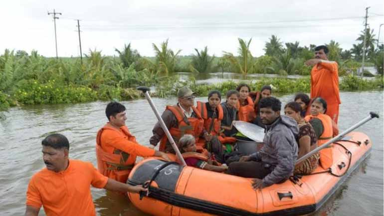 Ινδία: Τουλάχιστον 100 νεκροί από τις πλημμύρες που προκάλεσαν οι μουσώνες