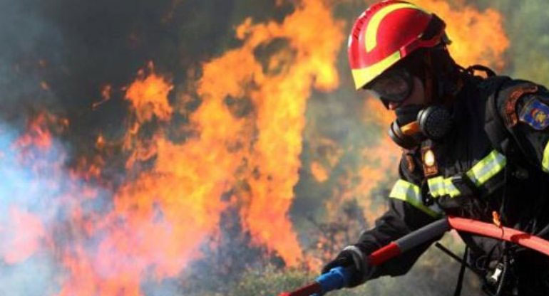 Ενισχύονται οι δυνάμεις στην πυρκαγιά στην Ελαφόνησο