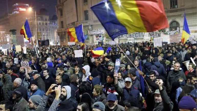 Ρουμανία: Χιλιάδες διαδηλωτές στους δρόμους ζητώντας την παραίτηση της κυβέρνησης