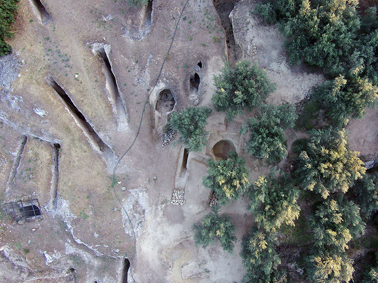 Αεροφωτογραφία με τον δρόμο και τον θάλαμο των δύο νέων, ασύλητων τάφων στο ανατολικό τμήμα του μυκηναϊκού νεκροταφείου στα Αηδόνια Νεμέας, καθώς και των τάφων της παλιάς ανασκαφής.