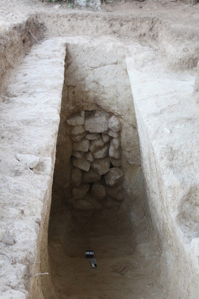 Ο δρόμος και το σφραγισμένο στόμιο του τάφου που διέσωσε και την οροφή του θαλάμου, περίπου 1.400 - 1.300 π.Χ.