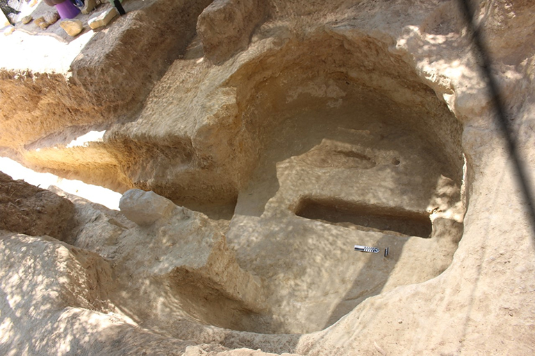Ο θάλαμος του τάφου με την πεσμένη οροφή και δύο λάκκους ανοιγμένους στις καταρρεύσεις της μυκηναϊκής περιόδου, περίπου 1.300 - 1.200 π.Χ.