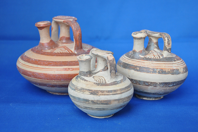 Πήλινα αγγεία, ψευδόστομοι αμφορίσκοι και στενόλαιμη πρόχους, από τον τάφο που διέσωσε και την οροφή του θαλάμου, περίπου 1.400 - 1.300 π.Χ.