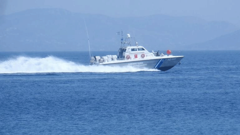 Ακυβέρνητο ιστιοφόρο νότια της Κέας με τέσσερις επιβαίνοντες