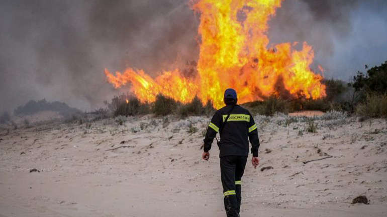 Σε ύφεση οι φωτιές στην Αχαΐα, εξακολουθούν να επιχειρούν ισχυρές δυνάμεις της πυροσβεστικής