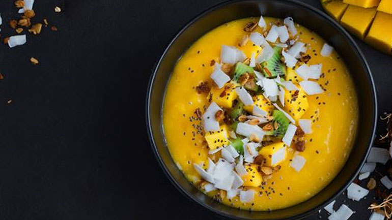 Smoothie bowl με μάνγκο, φιστίκια και σπόρους Chia