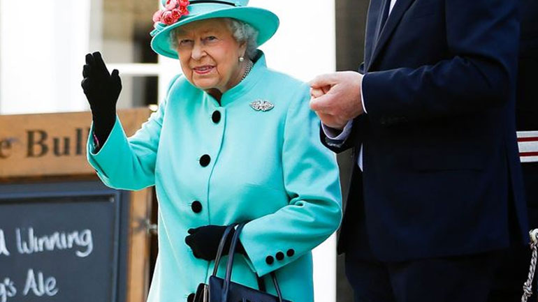 Γιατί η Βασίλισσα Ελισάβετ δεν αποχωρίζεται ποτέ την τσάντα της;