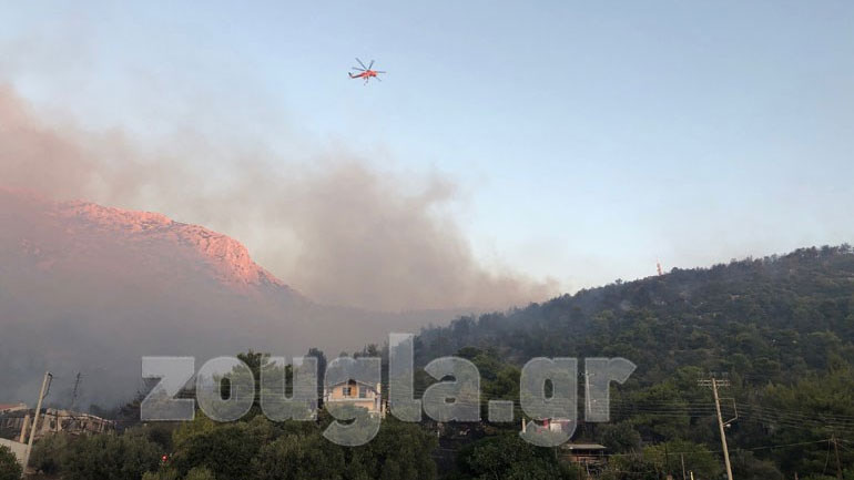 Άνοιξαν οι δρόμοι στον Υμηττό – Μάχη των πυροσβεστών να μη φτάσει η φωτιά στο δάσος Καισαριανής