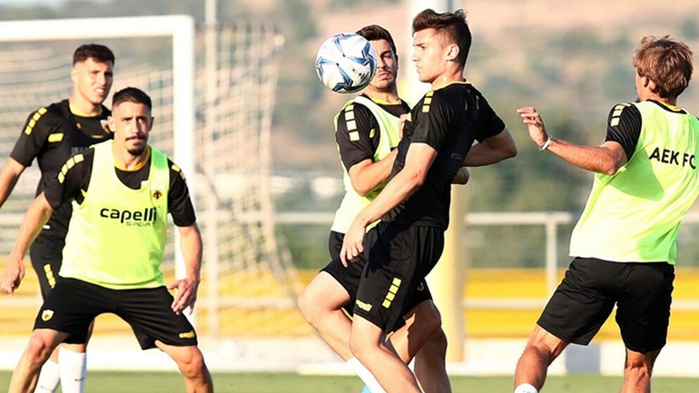 ΑΕΚ: Προπονήθηκαν κανονικά οι Σιμάο και Χουλτ