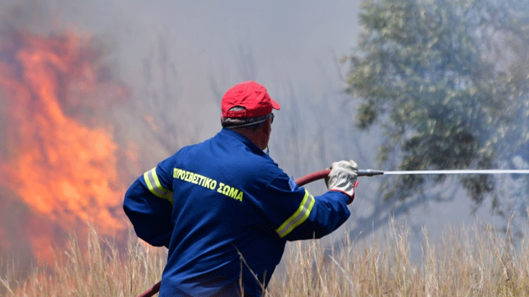 Υπό μερικό έλεγχο η φωτιά στο Γλυκορρίζι Μεσσηνίας