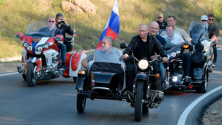 Βλάντιμιρ Πούτιν: Καβάλα σε μοτοσυκλέτα δίχως κράνος