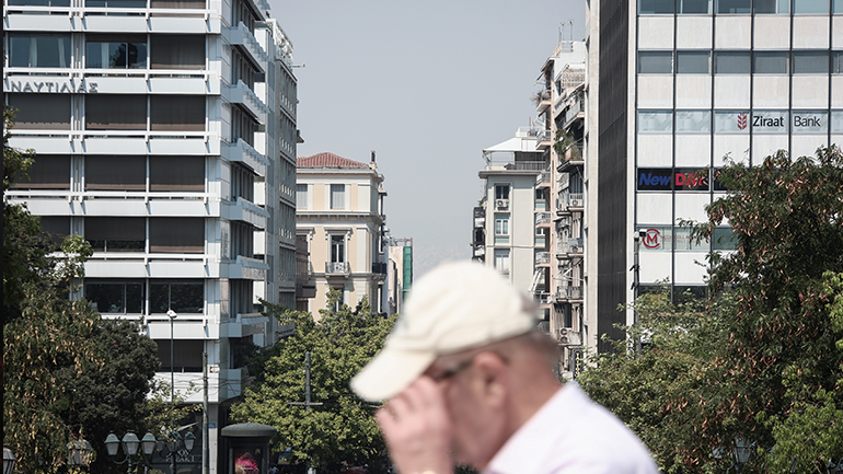 Ο καπνός απειλεί να πνίξει την Αθήνα