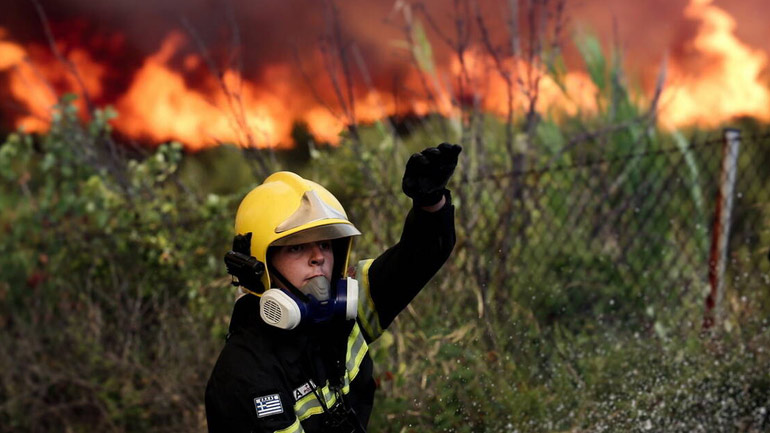Ανεξέλεγκτη η φωτιά στη Θήβα – Οι φλόγες επεκτείνονται στην Αττική Ανεξέλεγκτη η φωτιά στη Θήβα – Οι φλόγες επεκτείνονται στην Αττική