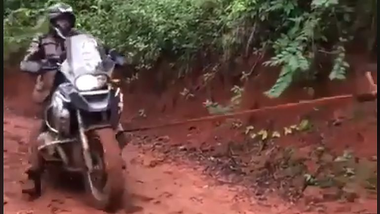 Όταν η μοτοσυκλέτα συνάντησε την τετρακίνηση…