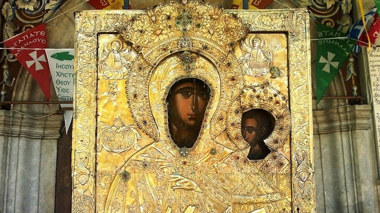 Χιλιάδες πεζοπόροι προς την αρχαία εικόνα της Παναγιάς Σιών στην Αγιάσο Λέσβου