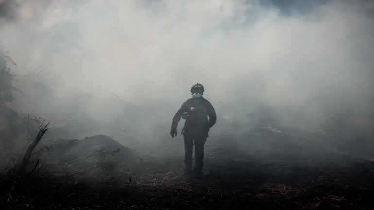 Χωρίς ενεργό μέτωπο η φωτιά στην Εύβοια – Μάχη για να την οριοθετήσουν δίνουν πυροσβέστες και εθελοντές