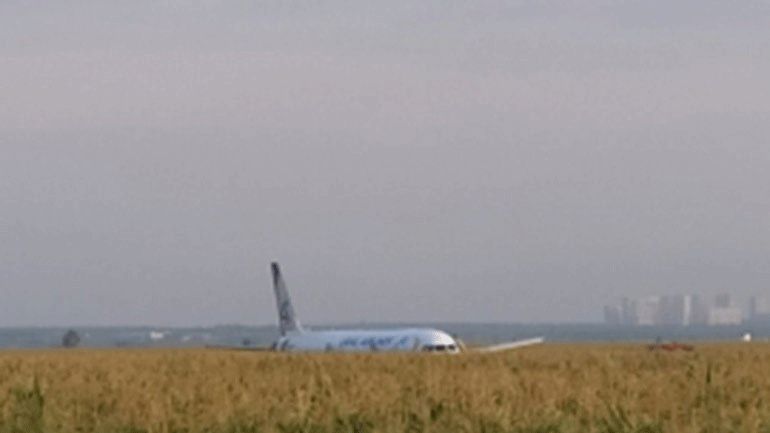 Η Ρωσία θα βραβεύσει τους πιλότους του αεροσκάφους που πραγματοποίησε επιτυχή αναγκαστική προσγείωση