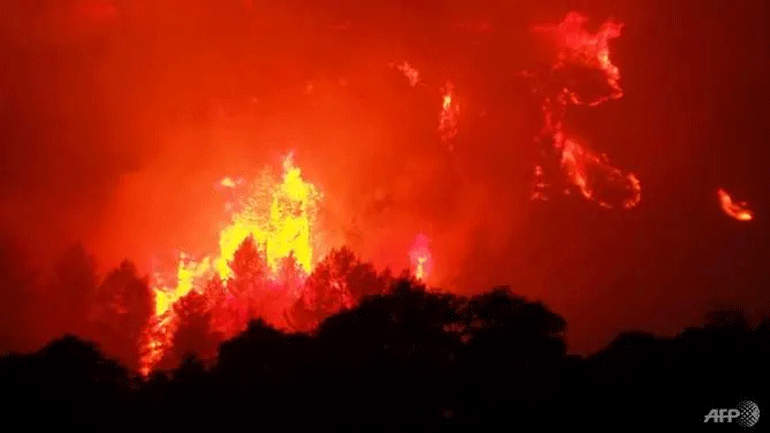 Πυρκαγιές στη νότια Γαλλία – Περισσότεροι από 500 πυροσβέστες δίνουν μάχη με τις φλόγες