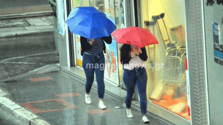 «Άνοιξαν» οι ουρανοί στον Βόλο – Ποτάμια οι δρόμοι