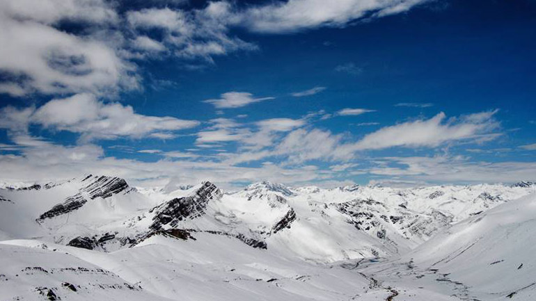 Τα πλαστικά… πνίγουν τον πλανήτη: Βρέθηκαν ακόμα και στο χιόνι της Αρκτικής!