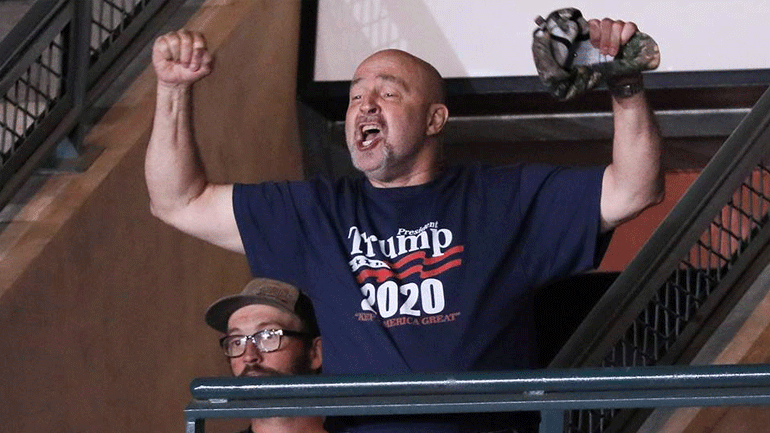 «Τον αγαπώ τον τύπο» η απάντηση άνδρα που τον προσέβαλε ο Τραμπ