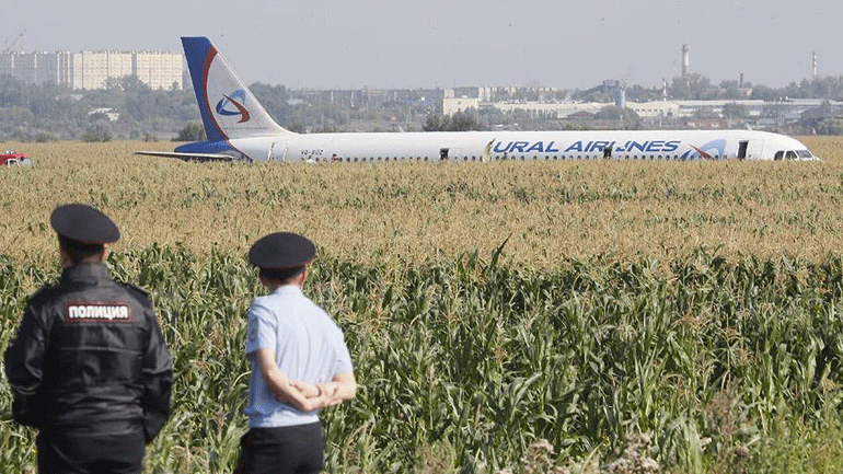 «Δεν είμαι ήρωας», λέει ο κυβερνήτης του Airbus, που συγκρούστηκε με σμήνος πουλιών