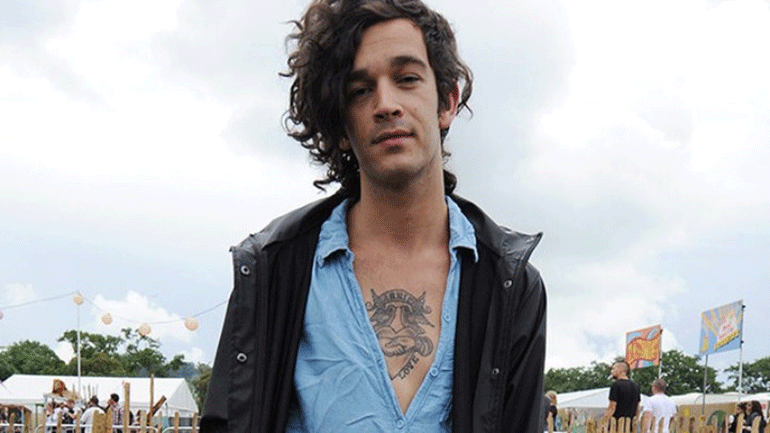 Ο Μάθιου Χίλι από τους «The 1975» διαμαρτύρεται για τους νόμους κατά των LGBTQ στα ΗΑΕ