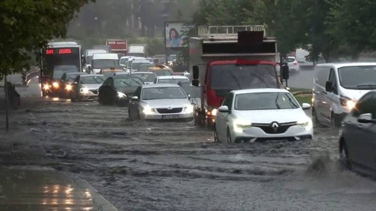 Ισχυρή καταιγίδα στην Κωνσταντινούπολη: Πλημμύρισε το Μεγάλο Παζάρι – Ένας νεκρός