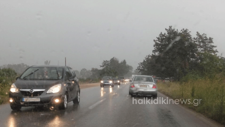 Χαλκιδική: Κυκλοφοριακά προβλήματα από το μπουρίνι στη Σιθωνία