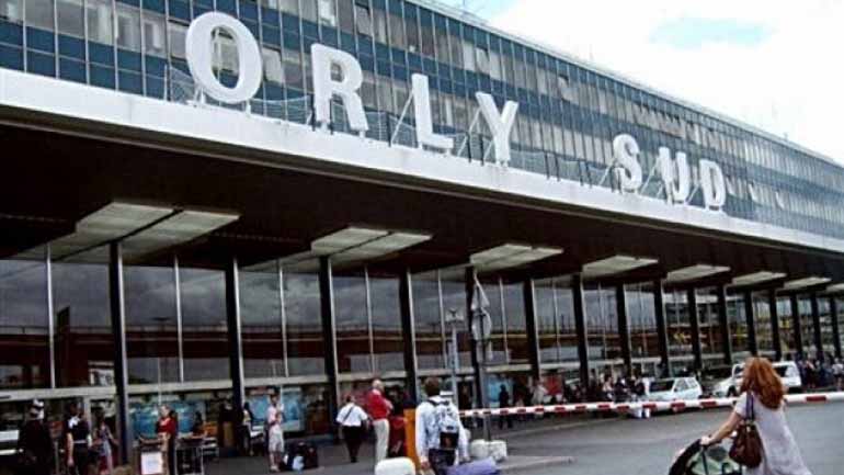 Γαλλία: Συνέλαβαν 34χρονο για κατοχή μαχαιριού στο Ορλί – Τον κατήγγειλε η… κοπέλα του