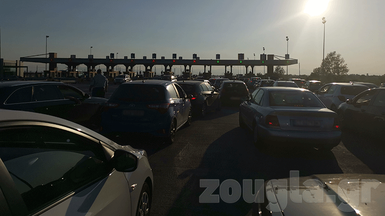 Ουρές χιλιομέτρων στα διόδια Μαλγάρων