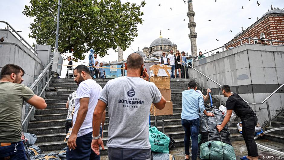 Καταστηματάρχες προσπαθούν να διασώσουν τα υπάρχοντά τους μετά την πλημμύρα