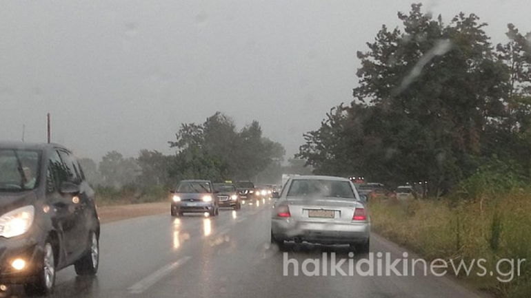 Μπουρίνι στη Σιθωνία: Προβλήματα στην κυκλοφορία των οχημάτων