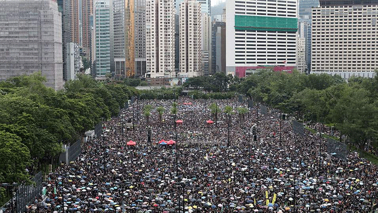 Πλήθος δεκάδων χιλιάδων διαδηλωτών και πάλι στους δρόμους του Χονγκ Κονγκ