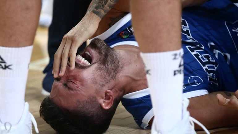 Σοκ στην Εθνική με τον Αθηναίου – Yπέστη ρήξη χιαστού απέναντι στη Σερβία