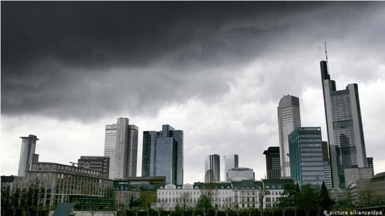 DW: Βρισκόμαστε στα πρόθυρα παγκόσμιας οικονομικής ύφεσης;